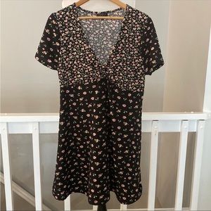 TOPSHOP Black Floral V-Neck Tie Front Dress Size 12